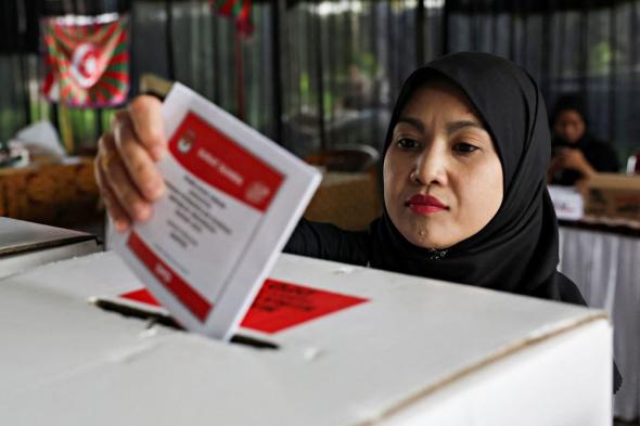 وفاة 57 من موظفي الانتخابات الإندونيسية.. ما القصة؟