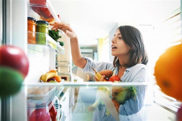 احترس.. أطعمة تصبح خطيرة عند حفظها في الثلاجة