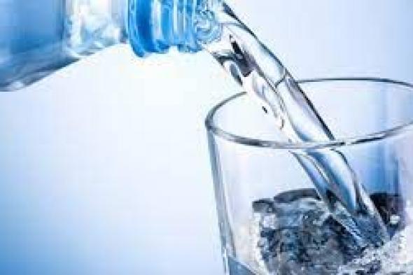 هل شرب الماء مع الطعام مفيد للصحة أم أنه يضر بالجسم؟..سيدهشك الرد