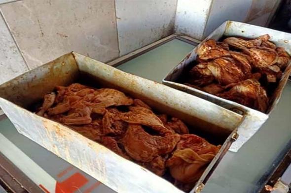 بالصور- غلق مطعم شهير وإعدام نصف طن دجاج في الشرقية