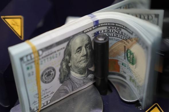 الدولار يواصل ارتفاعه.. واليورو ينخفض أمام الروبل الروسي
