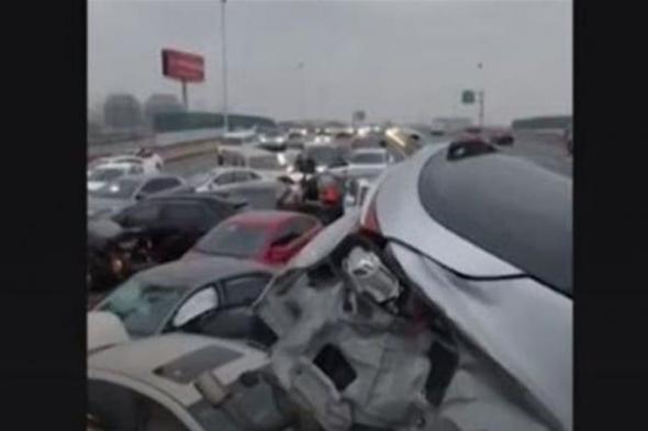 100 سيارة دخلت ببعضها.. حادث مروع بسبب الجليد في الصين