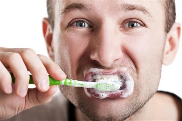 احذر.. خطأ غير متوقع في تنظيف الأسنان يسبب رائحة الفم الكريهة