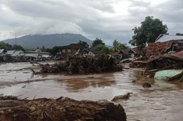 فيضانات وانهيارات أرضية بإقليم "نوسا تينجارا الغربية" الإندويسي