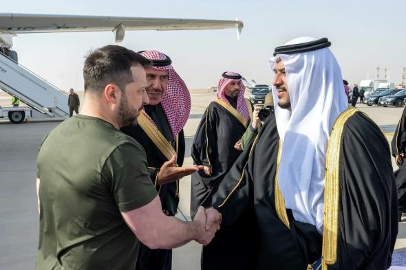 السعودية | الرئيس الأوكراني يصل إلى الرياض وفي مقدمة مستقبليه نائب أمير المنطقة