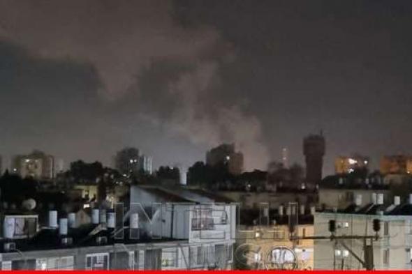 سقوط صاروخين بشكل مباشر على مدينة عسقلان في غلاف غزة وإندلاع النيران في المكان