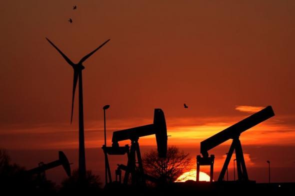 النفط يرتفع أكثر من دولار نتيجة تعطل محتمل للشحن