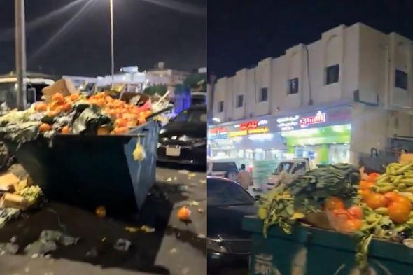 رجل يوثق كمية كبيرة من الخضار والفواكه مرميه بـ القمامة .. فيديو