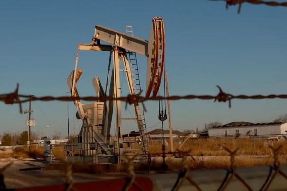 النفط يهبط وسط تنامي المخاوف في ظل ارتفاع مخزونات الخام الأمريكية