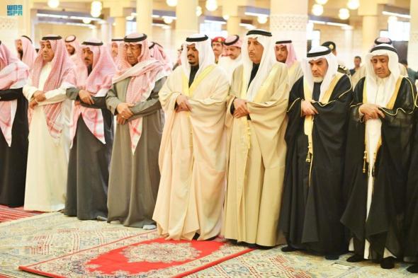 نائب أمير الرياض يؤدي صلاة الميت على الأميرة هيا بنت سعود بن محمد بن مقرن بن مشاري
