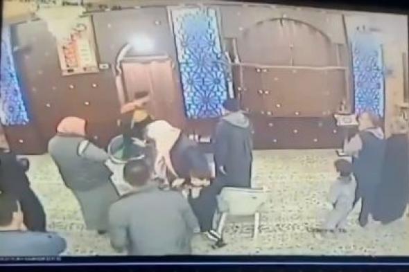 تراند اليوم : شاهد.. حادثة طعن 4 مصلين أثناء صلاة العشاء داخل مسجد بالأردن