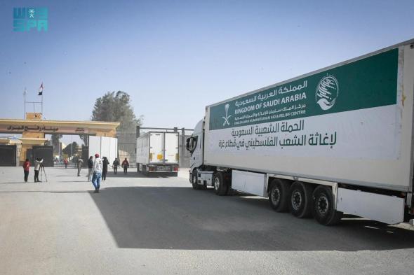 السعودية | عبور أكثر من 400 شاحنة إغاثية سعودية حتى الآن منفذ رفح الحدودي متوجهة إلى قطاع غزة مقدمة من خلال مركز الملك سلمان للإغاثة