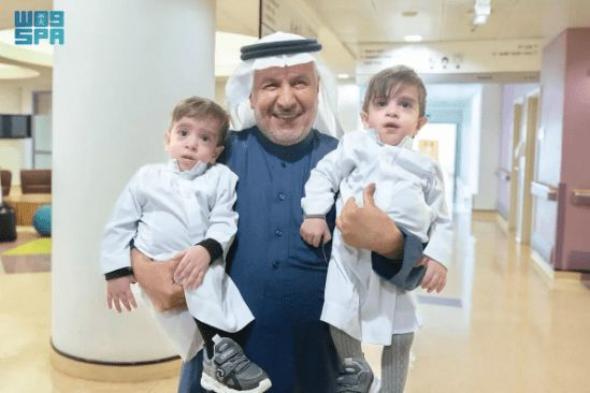السعودية | الدكتور الربيعة يطمئن على صحة التوأم السيامي العراقي (عمر وعلي) بعد عدة أشهر من فصلهما