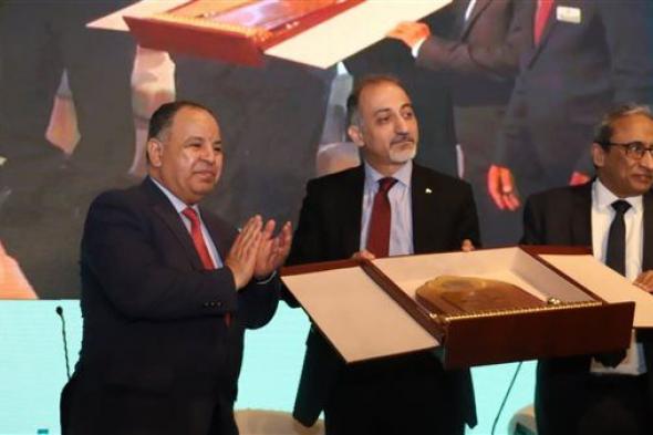 "الضرائب العرب" يهدي سفير فلسطين درع الاتحاد