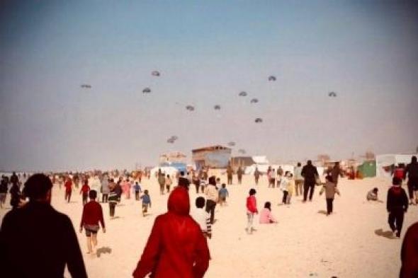 تراند اليوم : شاهد.. سكان غزة يركضون لتلقف مساعدات إنسانية أسقطتها أمريكا بالإنزال الجوي على ساحل رفح