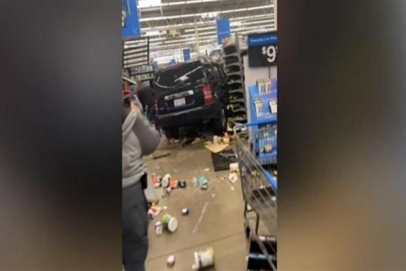 فوضى داخل متجر أمريكي بعد اقتحام سيارة (فيديو)