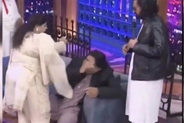 الامارات | مغنية باكستانية تنهال ضرباً على مذيع قدم لها عرض زواج على الهواء  (فيديو)