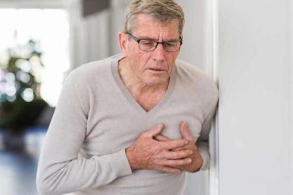 رجل يموت فجأة أثناء جلوسه على الأريكة بسبب السكتة القلبية.. احذر هذه الأعراض