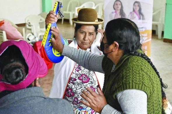 الامارات | نساء بوليفيا يواجهن العنف بالتايكواندو