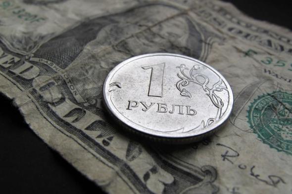 تراجع الدولار وارتفاع اليوان مقابل الروبل في بورصة موسكو اليوم