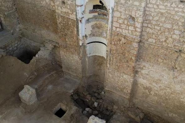 اكتشاف ساريتين من الأبنوس في مسجد عثمان بن عفان تعودان للقرن الأول الهجري