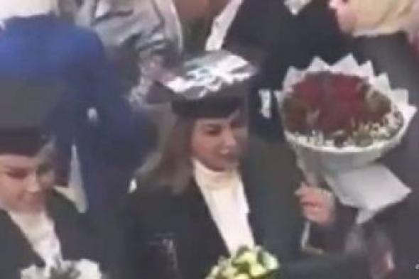 تراند اليوم : شاهد.. طالبة عراقية تضع صورة "صدام حسين" على قبعتها أثناء حفل تخرجها