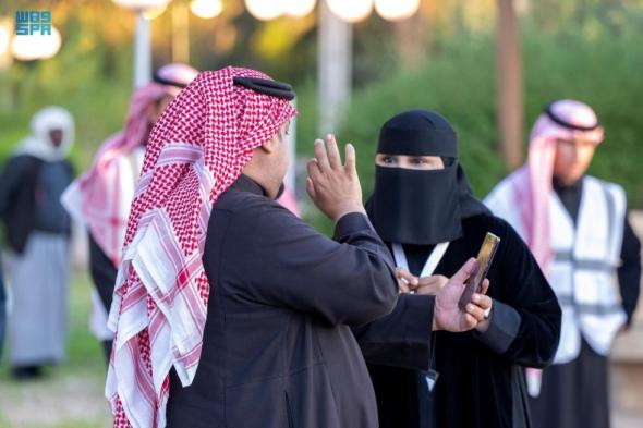 سعودية تخوض غمار تعلم لغة الإشارة لخدمة الصم