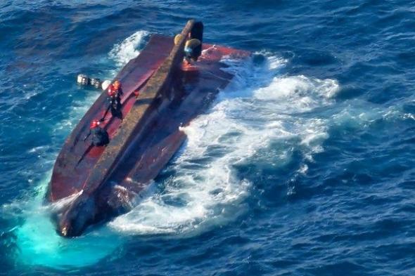 تواصل عمليات الإنقاذ بعد انقلاب قارب بكوريا الجنوبية