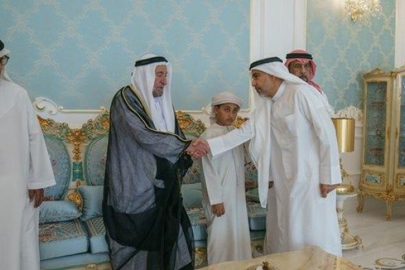 حاكم الشارقة يقدم واجب العزاء في وفاة الشيخ صقر بن راشد القاسمي