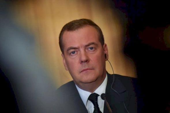 ميدفيديف يدعو لطرد سفراء الاتحاد الأوروبي: إنهم بلهاء سياسيون