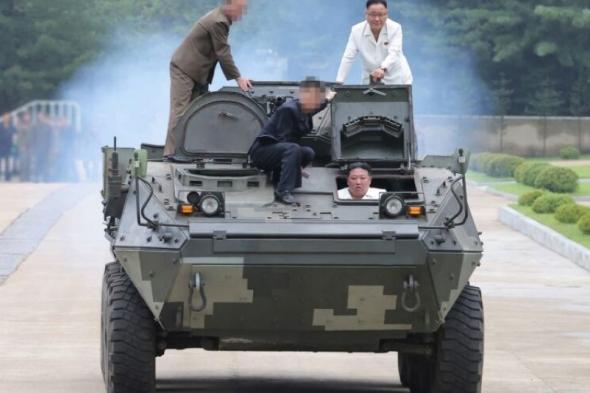 طالب بمحاكاة حرب فعلية.. زعيم كوريا الشمالية يشرف على عرض عسكري للدبابات