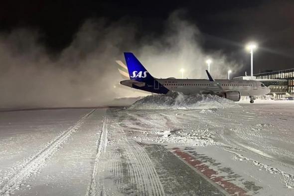طقس عاصف وثلوج كثيفة  تغلق مطار أوسلو مؤقتًا