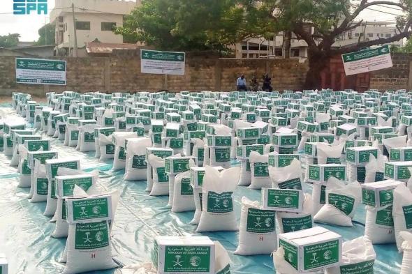 السعودية | مركز الملك سلمان للإغاثة يوزع 600 سلة غذائية في مدينة كوتونو بجمهورية بنين