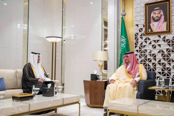 وزير الداخلية يبحث الموضوعات المشتركة مع سفير قطر