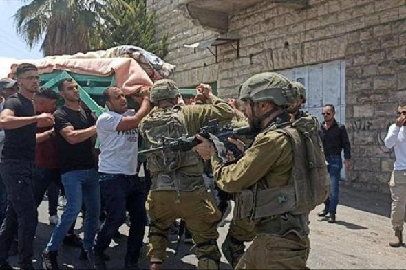 قوات الاحتلال الإسرائيلي تهاجم مشيعي جنازة في الخليل