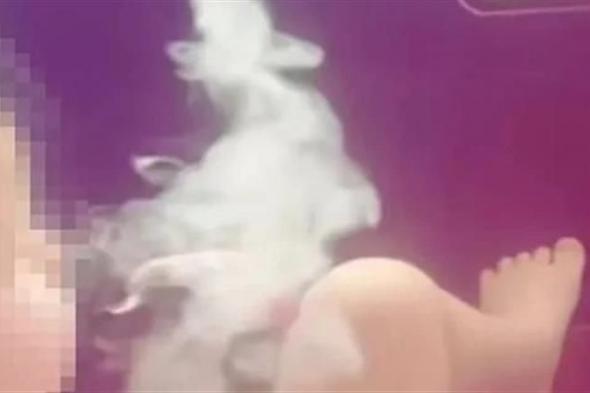 موجة غضب بسبب تدخين رضيع سيجارة إلكترونية (فيديو)