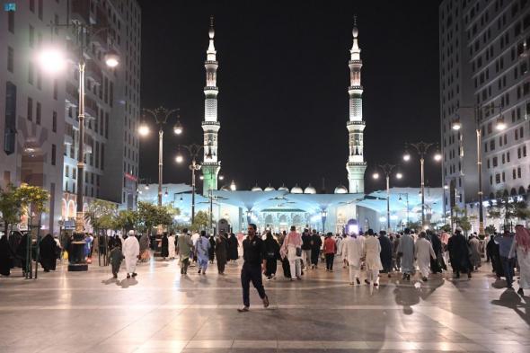 ليالي رمضان.. مساحات مفتوحة جوار المسجد النبوي تجمع آلاف الزائرين