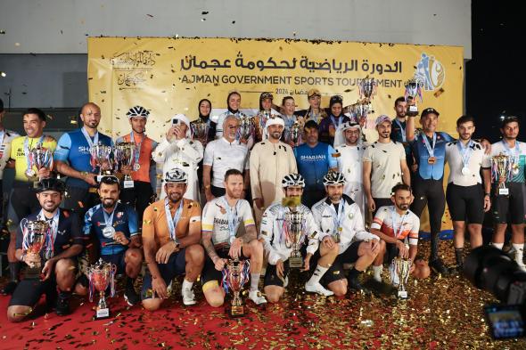 الامارات | عبد العزيز بن حميد يكرم الفائزين في سباق الدراجات الهوائية في دورة عجمان