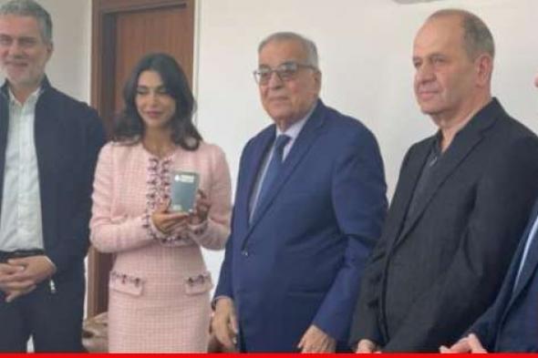 بوحبيب منح ملكة جمال لبنان جواز السفر الخاص الصادر عن وزارة الخارجية