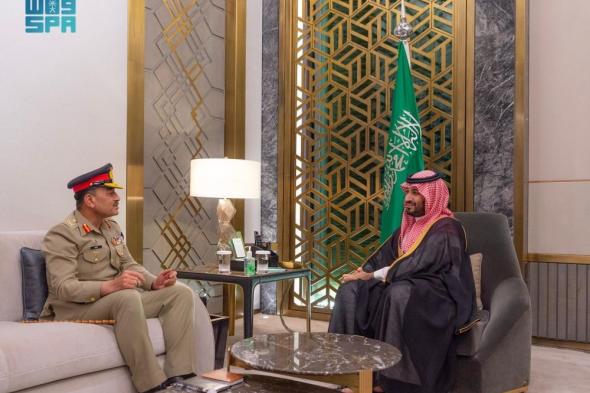 ولي العهد يبحث العلاقات الثنائية مع قائد الجيش الباكستاني
