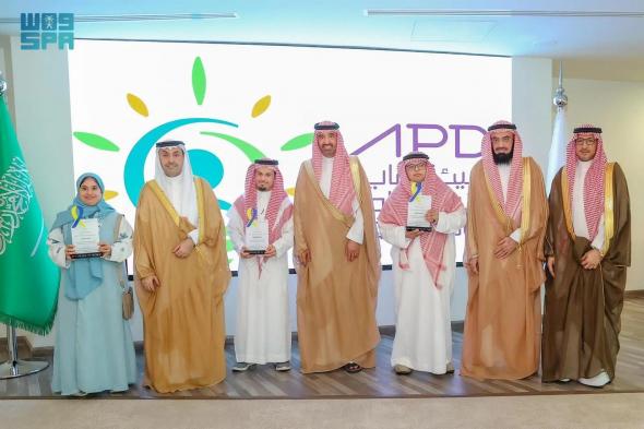 السعودية | وزير الموارد البشرية يكرم ثلاثة من المتميزين من ذوي “متلازمة داون” بمناسبة اليوم العالمي للمتلازمة
