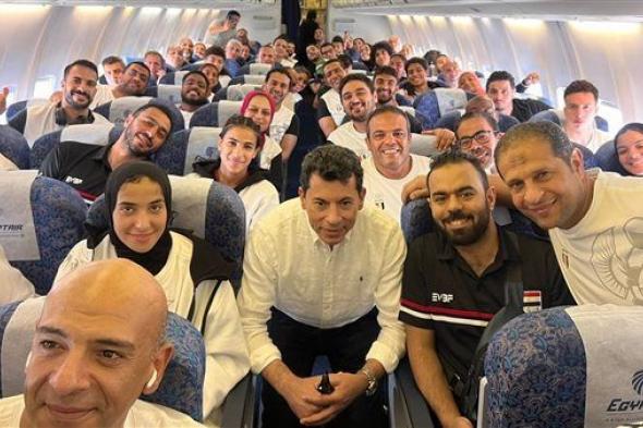 وزير الرياضة يحتفل مع أبطال البعثة المصرية المُشاركة بدورة الألعاب الأفريقية أثناء عودتهم القاهرة