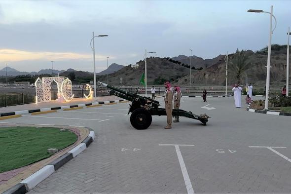 الامارات | مدفع شرطة دبي يجمع أهالي منطقة حتا في أجواء رمضانية دينية
