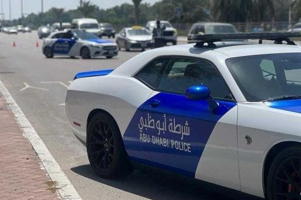 الامارات | شرطة أبوظبي تحذر من مخاطر التوقف في وسط الطريق