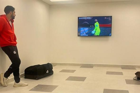 "بعد استبعاده".. شوبير يتابع لقاء المنتخب أمام كرواتيا عبر شاشات التليفزيون (صور)