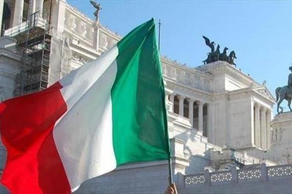 إيطاليا: حفرة ضخمة في روما تبتلع سيارتين