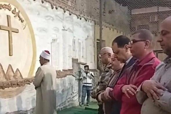 الامارات | بعد أداء صلاة المغرب في كنيسة .. مصريون: "هيَّ دي مصر بجد"