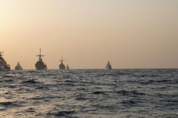 عسكرة البحر الأحمر.. أسطول روسي يعلن عبور عدة سفن حربية مضيق باب المندب قبالة سواحل اليمن  