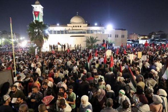 أردنيون يتظاهرون أمام سفارة الاحتلال بالأردن تنديدًا بإسرائيل