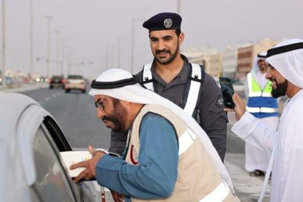 شرطة أبوظبي تشارك في توزيع وجبات «كسر الصيام»